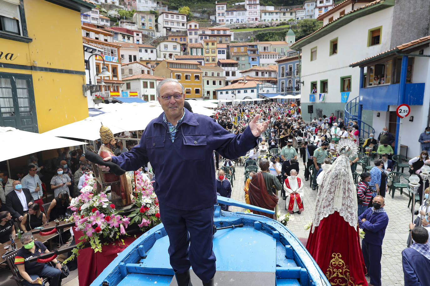 La política, la pesca, los cuadros de la Fundación Selgas, los problemas de los personajes del corazón... nada quedó fuera del tradicional sermón de Césareo Marqués, que siguieron cientos de personas. Había ganas de folixa.