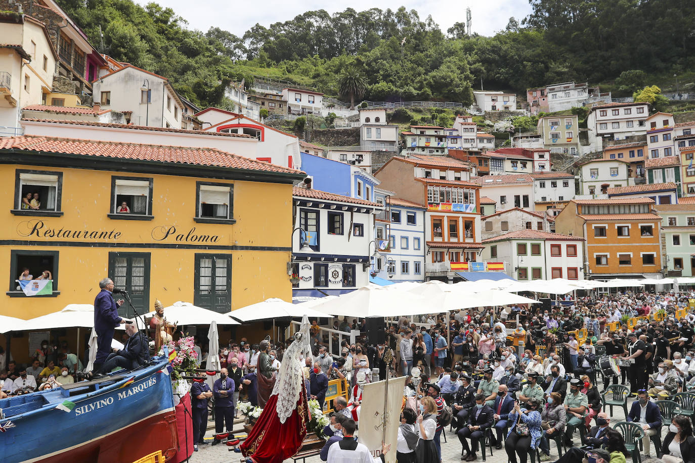 La política, la pesca, los cuadros de la Fundación Selgas, los problemas de los personajes del corazón... nada quedó fuera del tradicional sermón de Césareo Marqués, que siguieron cientos de personas. Había ganas de folixa.