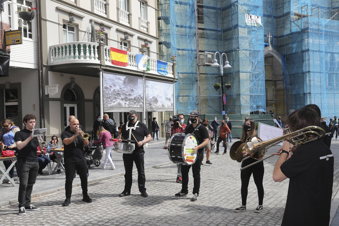 La política, la pesca, los cuadros de la Fundación Selgas, los problemas de los personajes del corazón... nada quedó fuera del tradicional sermón de Césareo Marqués, que siguieron cientos de personas. Había ganas de folixa.