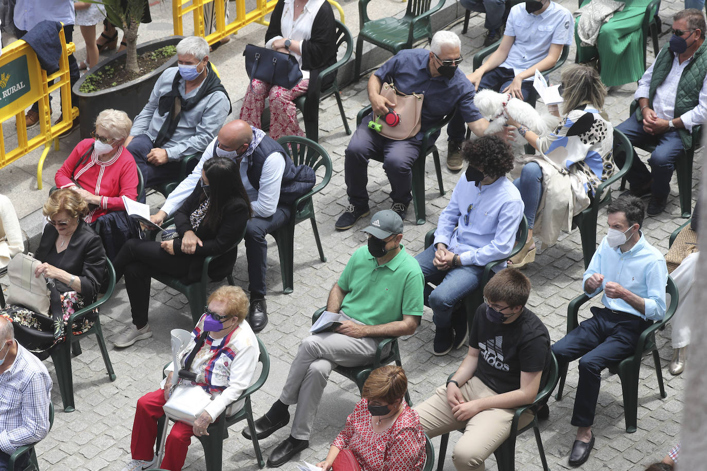 La política, la pesca, los cuadros de la Fundación Selgas, los problemas de los personajes del corazón... nada quedó fuera del tradicional sermón de Césareo Marqués, que siguieron cientos de personas. Había ganas de folixa.