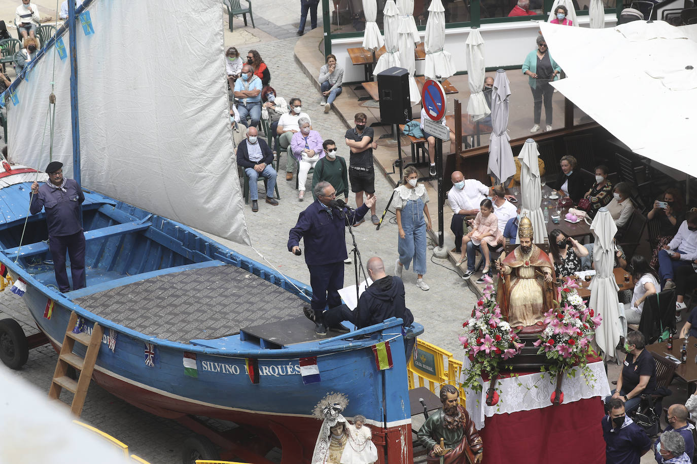 La política, la pesca, los cuadros de la Fundación Selgas, los problemas de los personajes del corazón... nada quedó fuera del tradicional sermón de Césareo Marqués, que siguieron cientos de personas. Había ganas de folixa.