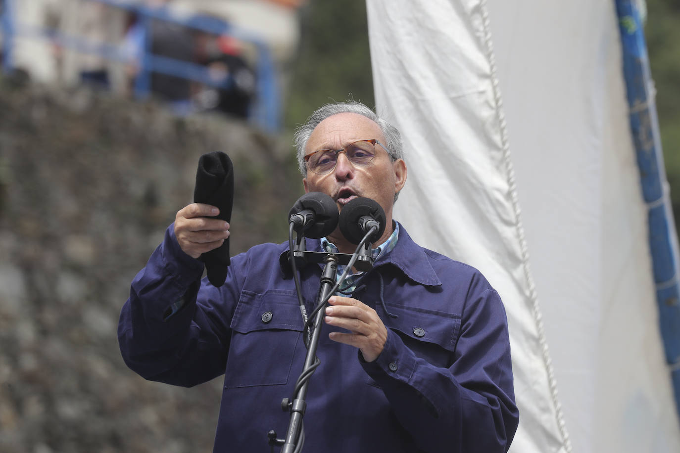 La política, la pesca, los cuadros de la Fundación Selgas, los problemas de los personajes del corazón... nada quedó fuera del tradicional sermón de Césareo Marqués, que siguieron cientos de personas. Había ganas de folixa.