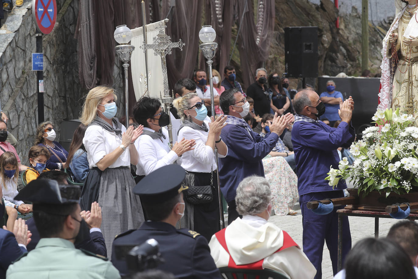 La política, la pesca, los cuadros de la Fundación Selgas, los problemas de los personajes del corazón... nada quedó fuera del tradicional sermón de Césareo Marqués, que siguieron cientos de personas. Había ganas de folixa.