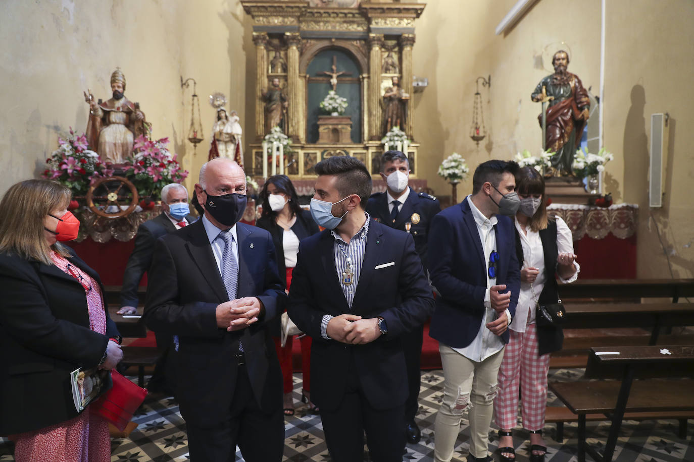 La política, la pesca, los cuadros de la Fundación Selgas, los problemas de los personajes del corazón... nada quedó fuera del tradicional sermón de Césareo Marqués, que siguieron cientos de personas. Había ganas de folixa.