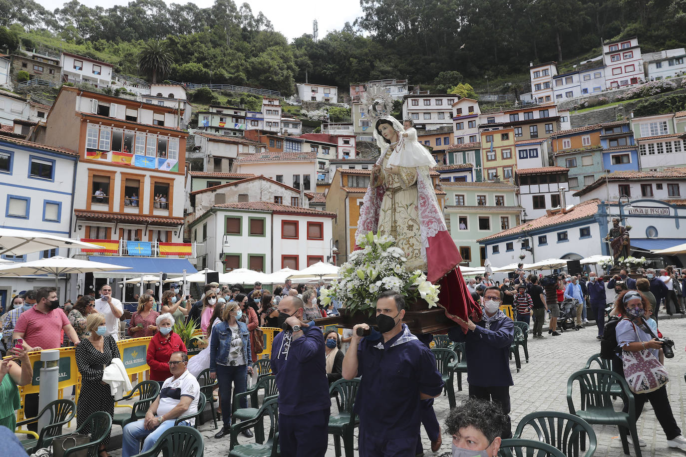 La política, la pesca, los cuadros de la Fundación Selgas, los problemas de los personajes del corazón... nada quedó fuera del tradicional sermón de Césareo Marqués, que siguieron cientos de personas. Había ganas de folixa.