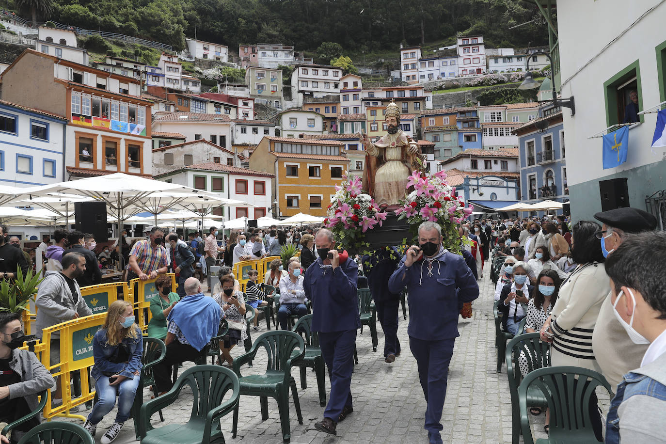 La política, la pesca, los cuadros de la Fundación Selgas, los problemas de los personajes del corazón... nada quedó fuera del tradicional sermón de Césareo Marqués, que siguieron cientos de personas. Había ganas de folixa.