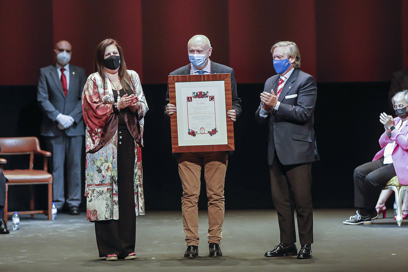 Gijón ha ampliado este martes su cuadro de honores y distinciones con los nombres de once personas y entidades que han dado sobradas muestras de excelencia humana y amor por la villa. Nunca antes se había reunido sobre las tablas del teatro Jovellanos tan elevado número de premiados en la ceremonia, pero en 2020 no se pudo celebrar este acto, lo que ha obligado a unificar este año dos remesas de premios; un acto al que ha acudido medio millar de personas. Los galardonados han sido Luis Sepúlveda, Francisco Prendes Quirós, Xosé Bolado, Antonio Suárez, la asociación Una Ciudad para Todos, el que fuera el director adjunto de El COMERCIO José Antonio Rodríguez Canal, Raúl Entrerríos, la asociación Adansi, la UC Ceares, el CFIP del Mar y la Sociedad Astronómica Omega