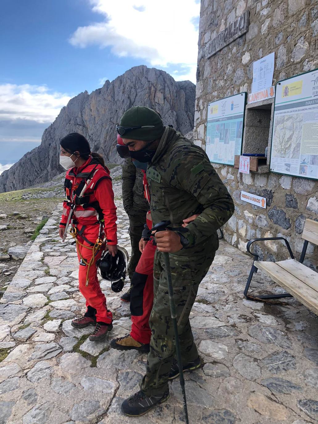 Accidentado el sábado mientras escalaba la cara este de la vía Nani, permanecía en el refugio Vega de Urriellu esperando que las condiciones meteorológicas permitieran su rescate y traslado a un centro hospitalario