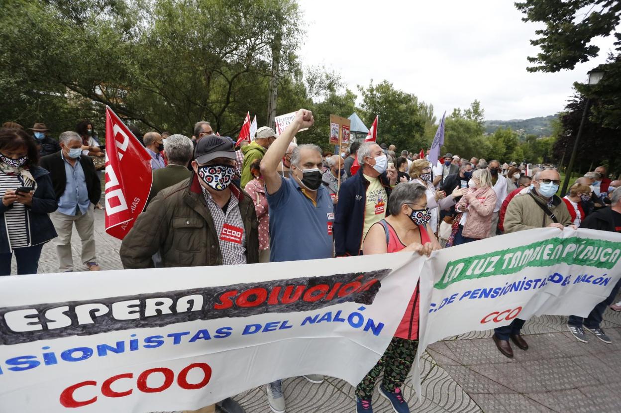 Un momento de la concentración de pensionistas y jubilados ante el centro de salud de Sama. 