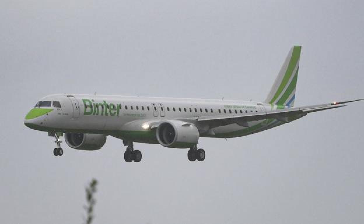 Un avión a punto de aterrizar en el aeropuerto de Asturias.