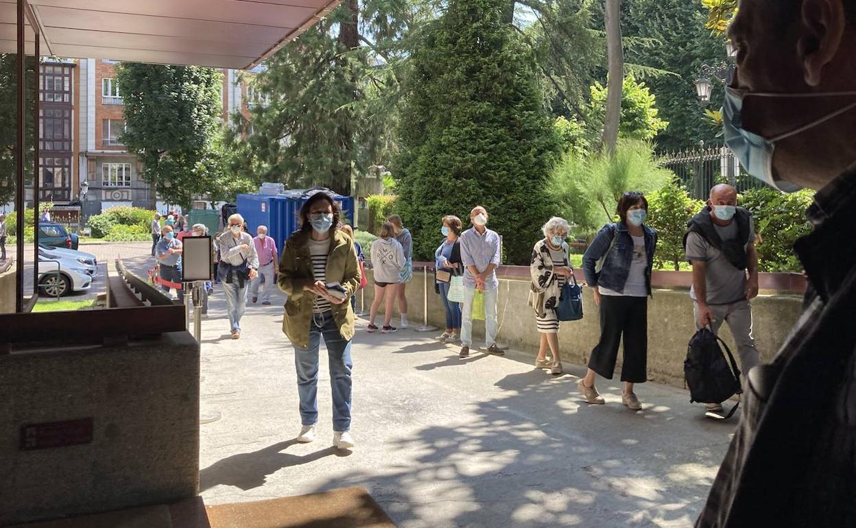 Numerosos ciudadanos hacían cola hoy en Oviedo a la espera de cambias sus últimas pesetas.