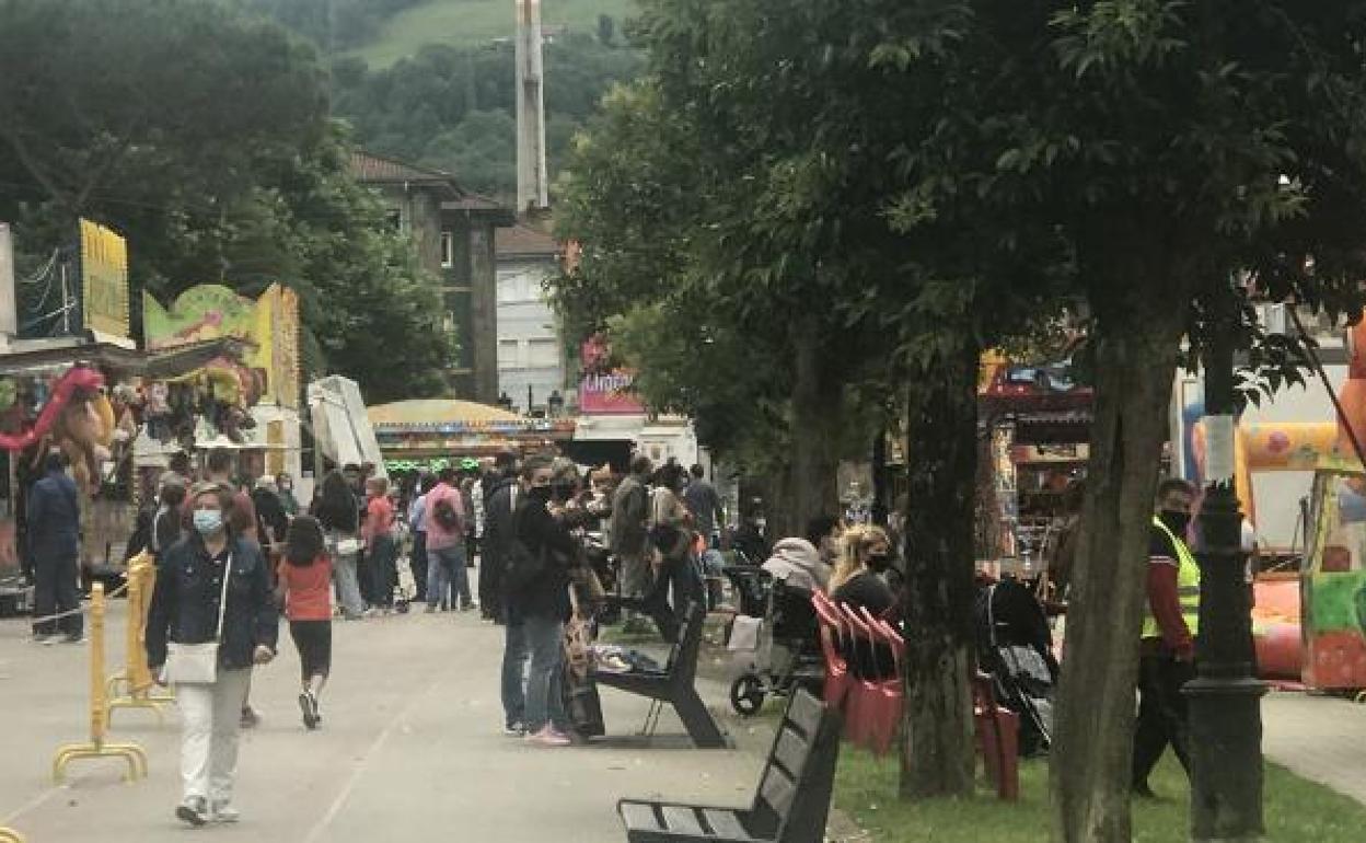 El ferial instalado en el parque nuevo de La Felguera 
