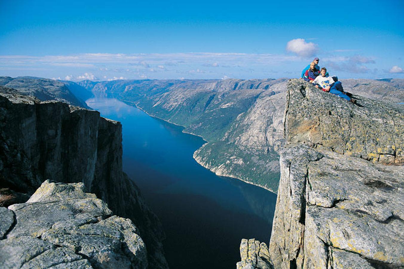 Fiordo de Lyse (Noruega): El Fiordo de Lyse es el más meridional y más bonito de los grandes fiordos noruegos, pero también el más imponente con paredes rocosas de algo más de 40 kilómetros de largo y rodeadas por imponentes y escarpadas montañas. Uno de esos paisajes capaces de hacerte sentir como una auténtica hormiga. Una de las imágenes más intimidantes del Fiordo de Lyse es la de la Roca Preikestolen, más conocida como ‘El Púlpito’. Una meseta anclada en la roca con unos 25 metros y a 604 metros de altura.