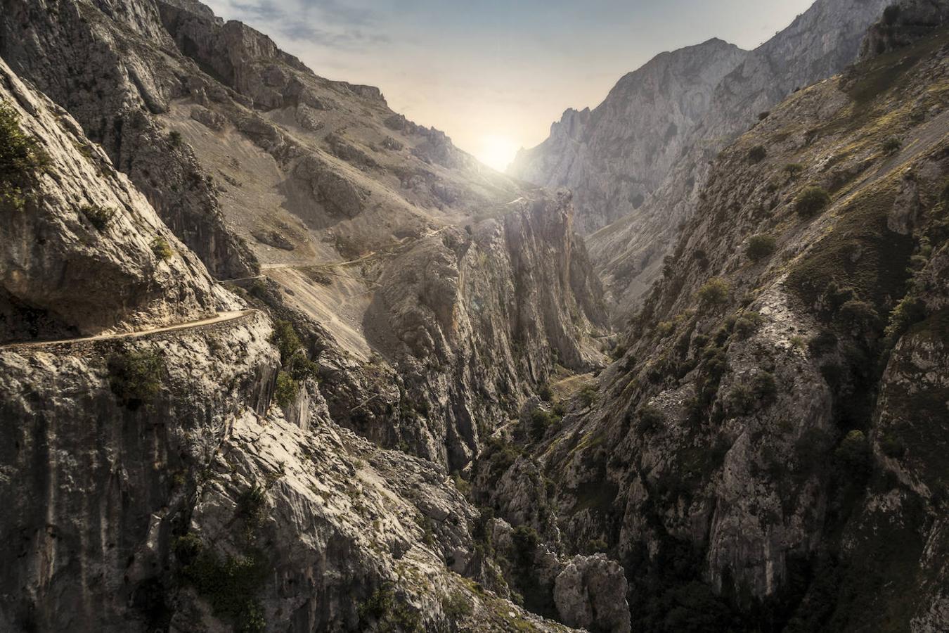 Picos de Europa: Este tortuoso paisaje moldeado por el hielo y las aguas sobre la caliza, es otro de los imponentes e intimidantes paisajes en la naturaleza de los que podemos disfrutar sin necesidad de salir de nuestras fronteras. Una auténtica maravilla de la naturaleza que está declarada Reserva de la Biosfera y en la que se encuentran algunas de las cumbres más elevadas de la Cordillera Cantábrica, con el Picu Urriellu como gran protagonista.