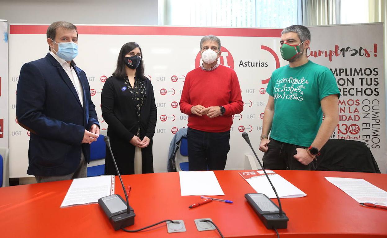 Representantes de los sindicatos durante la rueda de prensa.