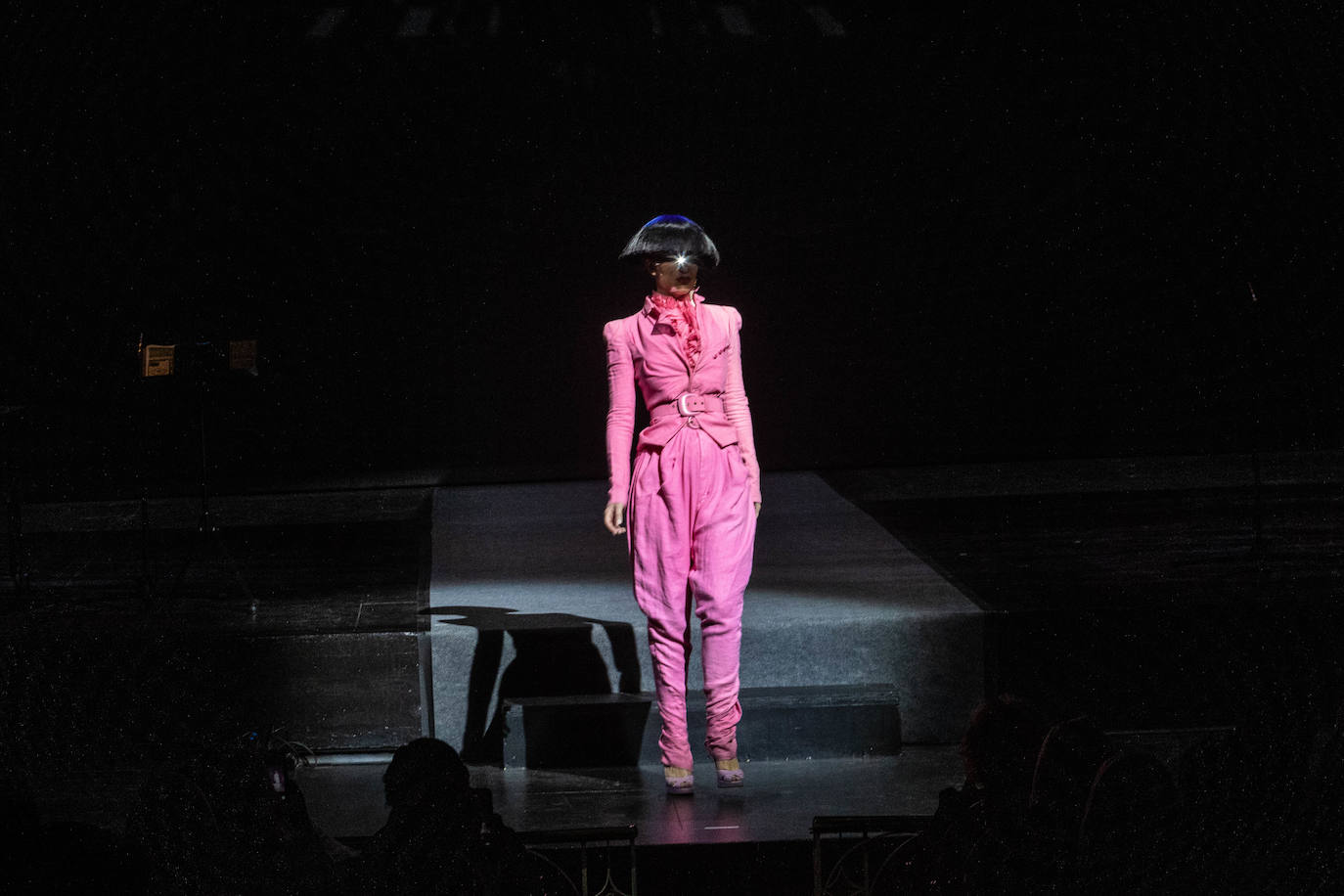 El teatro Campoamor de Oviedo ha acogido los desfiles de siete grandes diseñadores. José Castro, Cyrana, Isabel Zapardiez, Teté by Odette, Elverso, Lola Casademunt y Custo Barcelona han presentado sus colecciones en una jornada dedicada al arte. Las modelos han desfilado por la pasarela al ritmo de melodías de jazz, voces como la de la soprano Beatriz Díaz y los acordes de la Banda de Música Ciudad de Oviedo, entre otros.