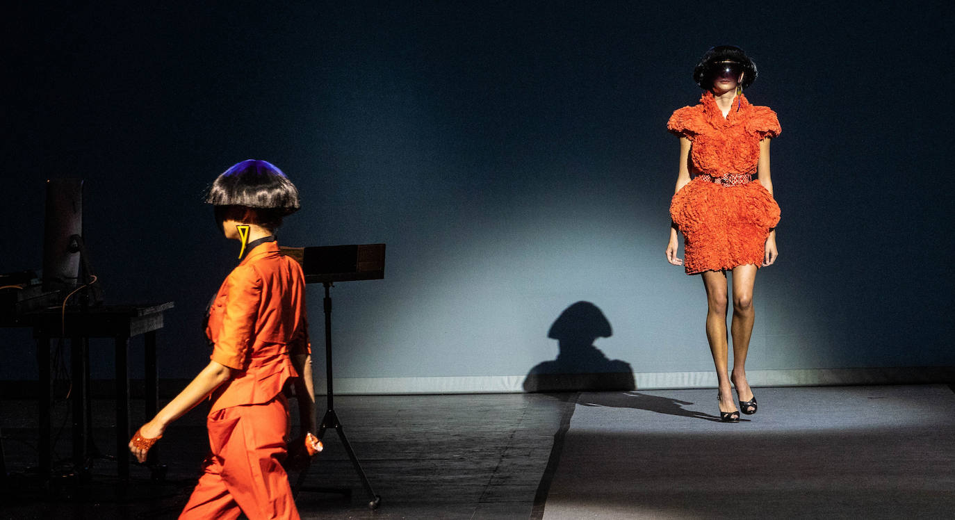 El teatro Campoamor de Oviedo ha acogido los desfiles de siete grandes diseñadores. José Castro, Cyrana, Isabel Zapardiez, Teté by Odette, Elverso, Lola Casademunt y Custo Barcelona han presentado sus colecciones en una jornada dedicada al arte. Las modelos han desfilado por la pasarela al ritmo de melodías de jazz, voces como la de la soprano Beatriz Díaz y los acordes de la Banda de Música Ciudad de Oviedo, entre otros.