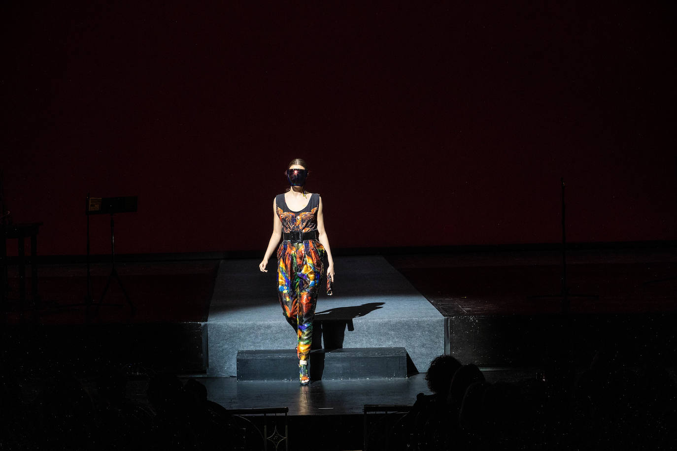 El teatro Campoamor de Oviedo ha acogido los desfiles de siete grandes diseñadores. José Castro, Cyrana, Isabel Zapardiez, Teté by Odette, Elverso, Lola Casademunt y Custo Barcelona han presentado sus colecciones en una jornada dedicada al arte. Las modelos han desfilado por la pasarela al ritmo de melodías de jazz, voces como la de la soprano Beatriz Díaz y los acordes de la Banda de Música Ciudad de Oviedo, entre otros.