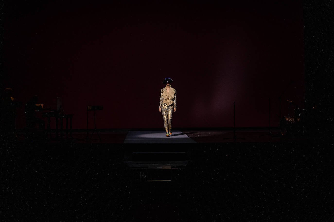 El teatro Campoamor de Oviedo ha acogido los desfiles de siete grandes diseñadores. José Castro, Cyrana, Isabel Zapardiez, Teté by Odette, Elverso, Lola Casademunt y Custo Barcelona han presentado sus colecciones en una jornada dedicada al arte. Las modelos han desfilado por la pasarela al ritmo de melodías de jazz, voces como la de la soprano Beatriz Díaz y los acordes de la Banda de Música Ciudad de Oviedo, entre otros.