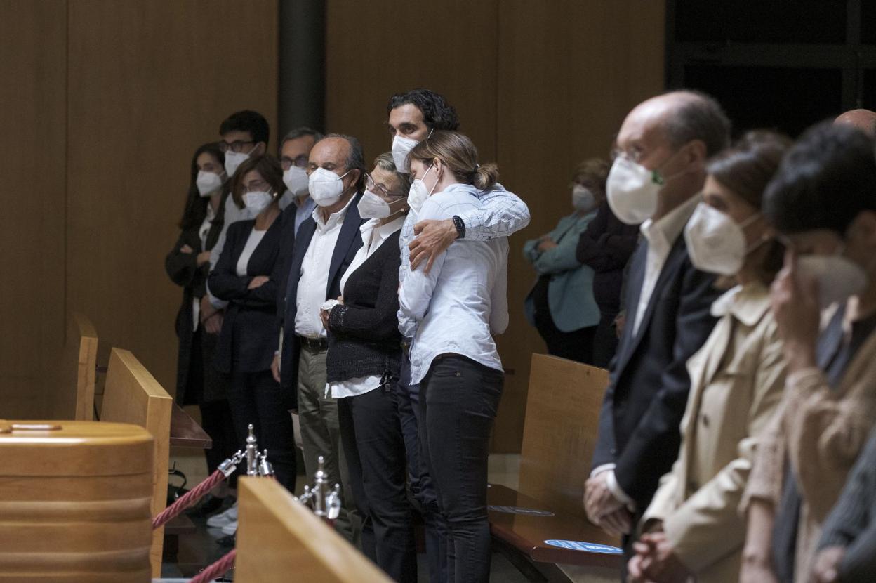 Los padres, el hermano y demás familia de Ramón Delgado, abatidos en el funeral. 