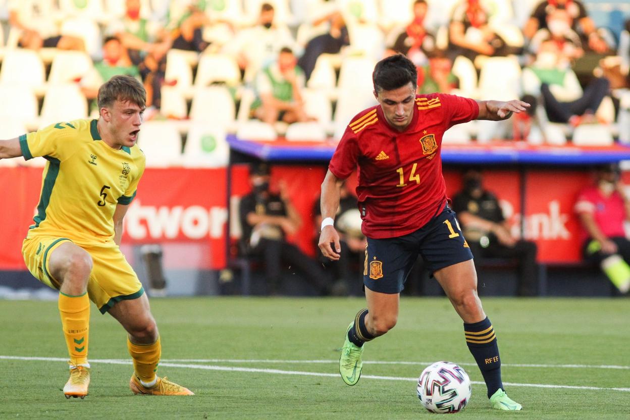 Manu García, en su debut con la absoluta ante Lituania. 