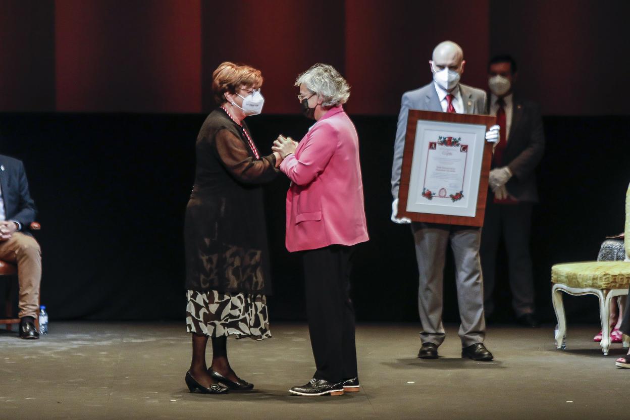 Carmen Veiga, con la regidora gijonesa.