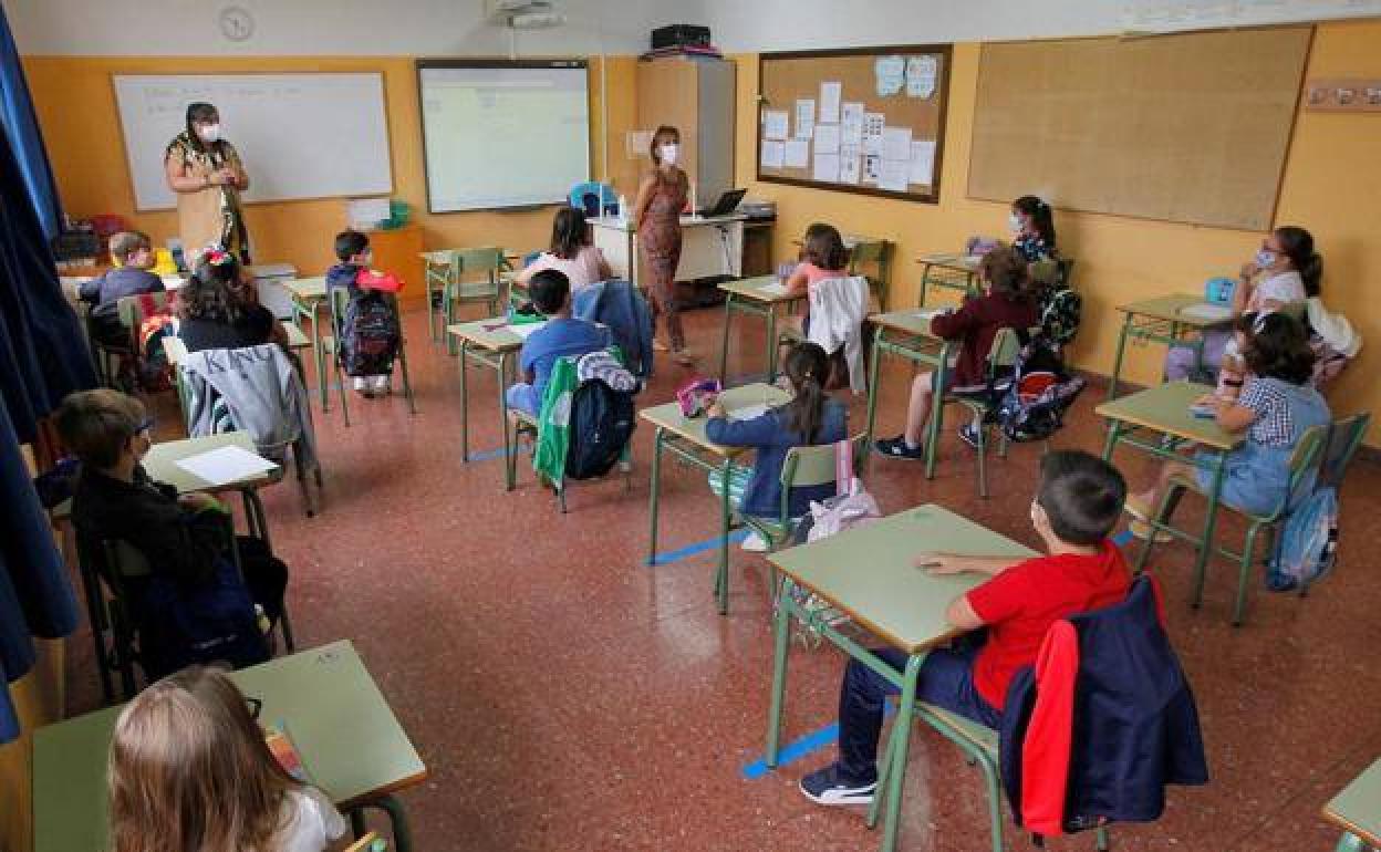 Distancia de seguridad y mascarillas en las aulas durante el curso escolar