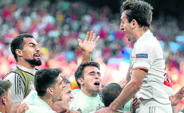 Los jugadores de La Roja celebran eufóricos el gol de Oyarzabal en la prórroga. 