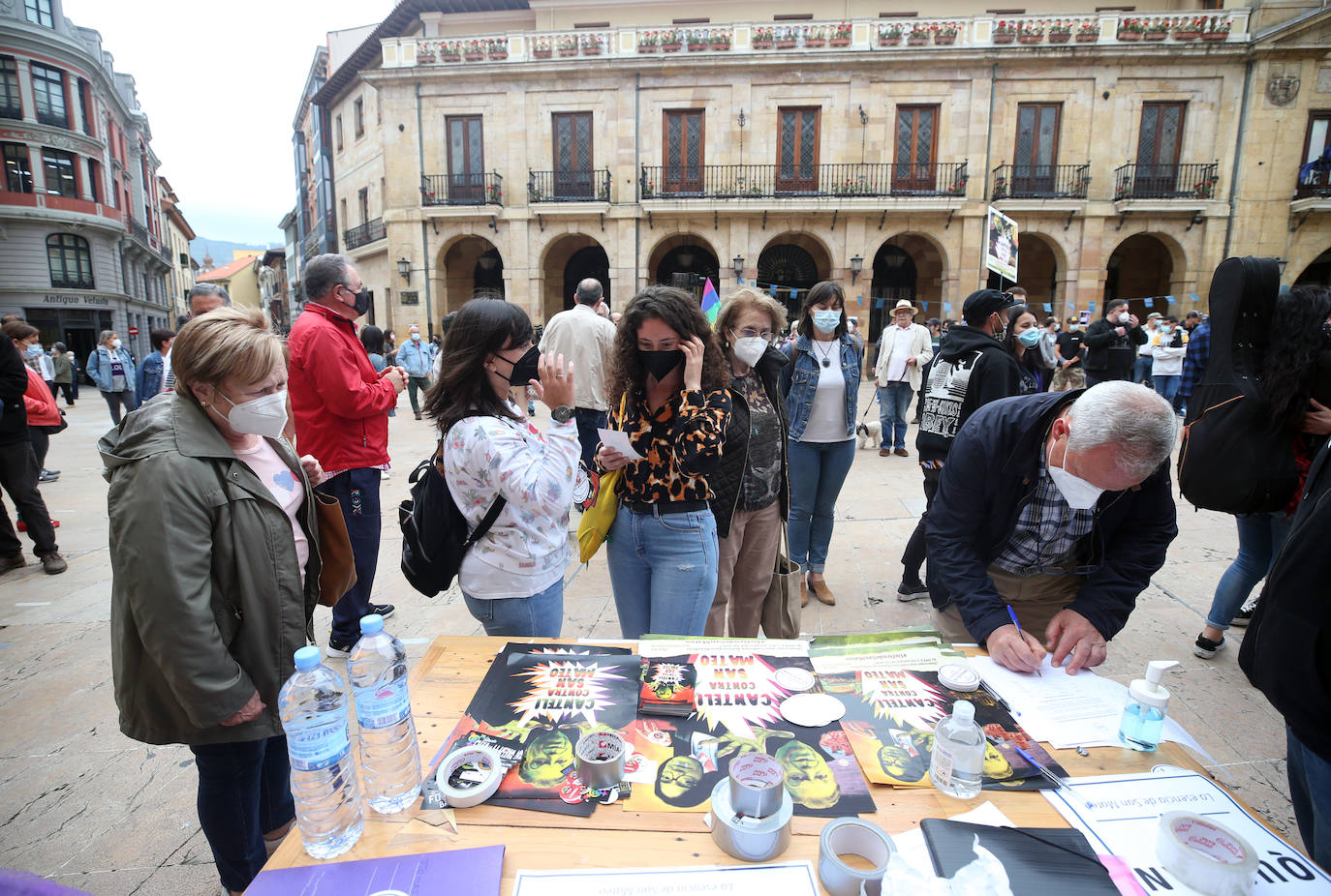 Concentración ciudadana ante el Ayuntamiento convocada por el colectivo 'Salvemos San Mateo. Los chiringuitos se quedan' para defender su continuidad como santo y seña de las fiestas de la ciudad. El colectivo ya ha entregado además «casi 9.000 firmas» contrarias a la decisión del equipo de gobierno que ultima las bases para sacar a concesión las 41 casetas (37 para hosteleros y cuatro para asociaciones, clubes deportivos o cofradías).