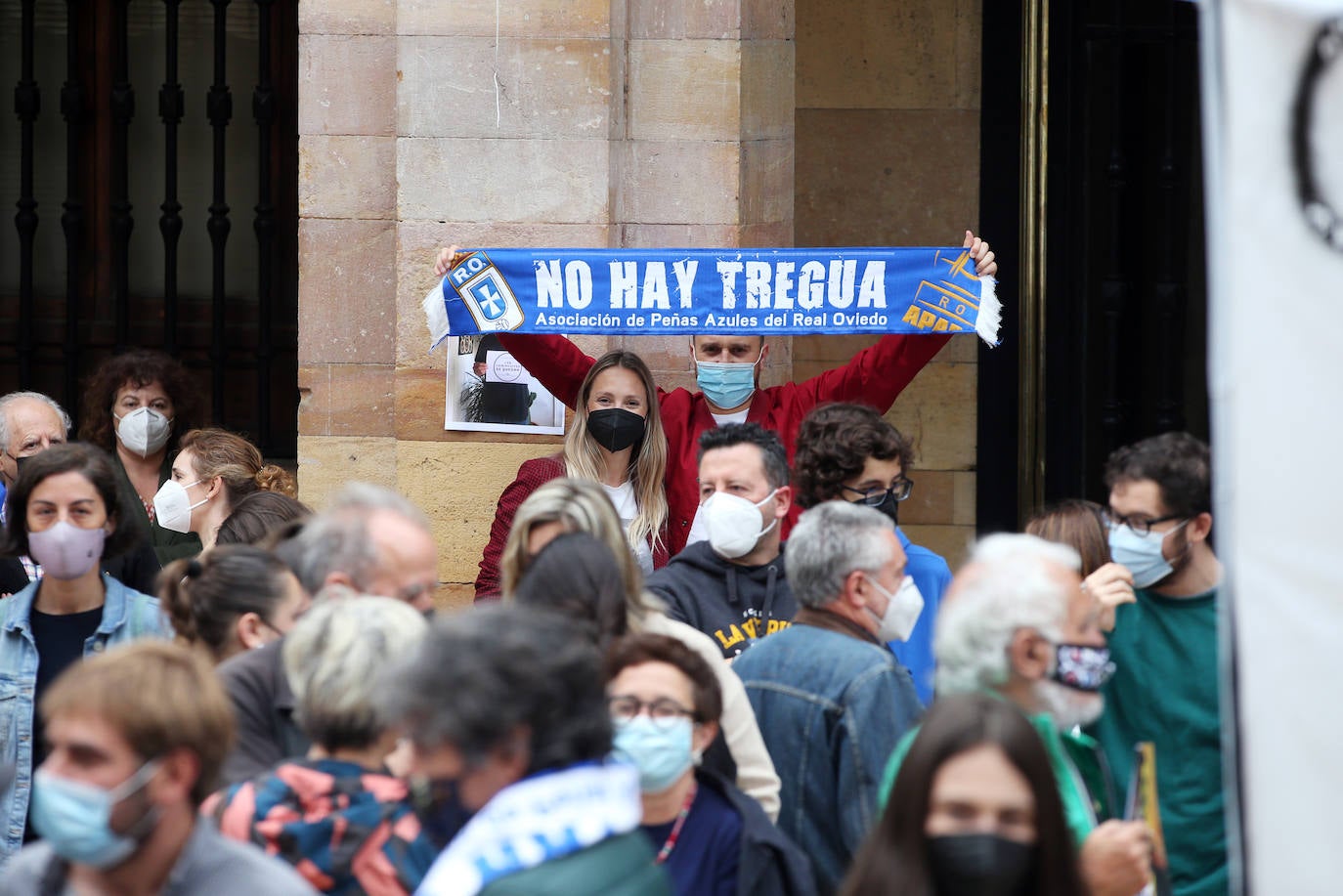 Concentración ciudadana ante el Ayuntamiento convocada por el colectivo 'Salvemos San Mateo. Los chiringuitos se quedan' para defender su continuidad como santo y seña de las fiestas de la ciudad. El colectivo ya ha entregado además «casi 9.000 firmas» contrarias a la decisión del equipo de gobierno que ultima las bases para sacar a concesión las 41 casetas (37 para hosteleros y cuatro para asociaciones, clubes deportivos o cofradías).