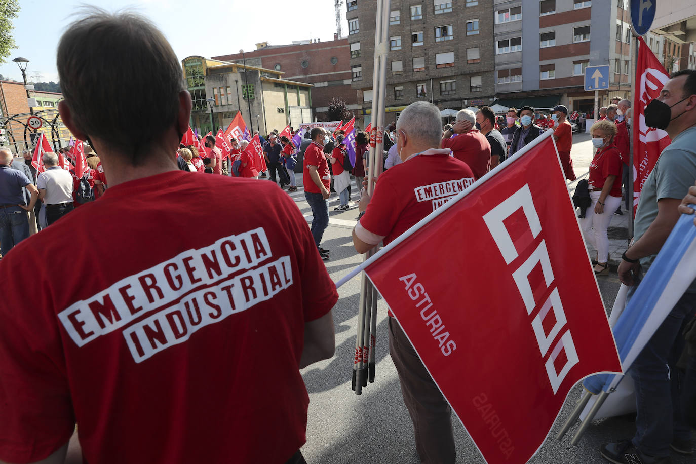 Langreo ha acogido este jueves una multitudinaria manifestación. Cientos de personas han acudido a la convocatoria realizada por los sindicatos UGT y CC OO para «salvar» a una industria asturiana en situación de «emergencia», sostienen. 