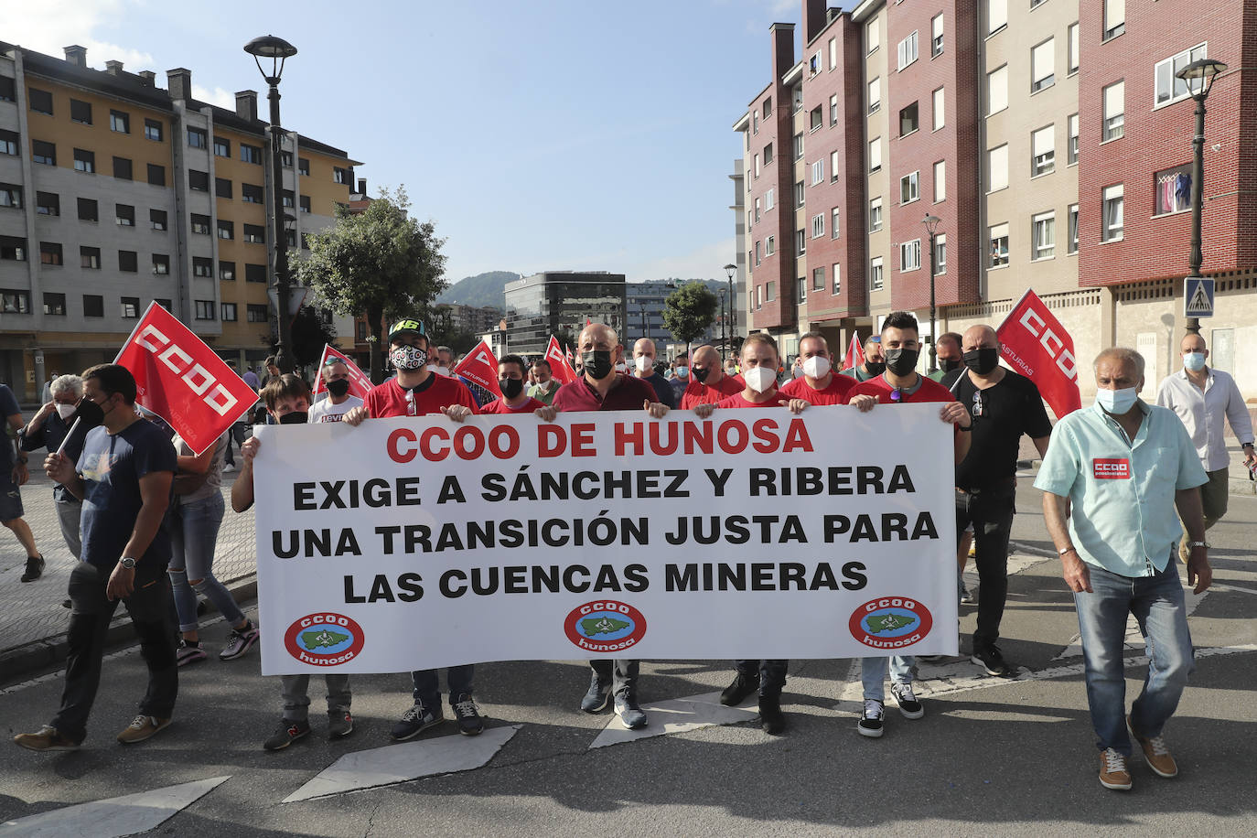 Langreo ha acogido este jueves una multitudinaria manifestación. Cientos de personas han acudido a la convocatoria realizada por los sindicatos UGT y CC OO para «salvar» a una industria asturiana en situación de «emergencia», sostienen. 