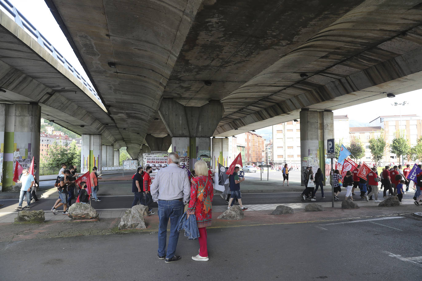 Langreo ha acogido este jueves una multitudinaria manifestación. Cientos de personas han acudido a la convocatoria realizada por los sindicatos UGT y CC OO para «salvar» a una industria asturiana en situación de «emergencia», sostienen. 