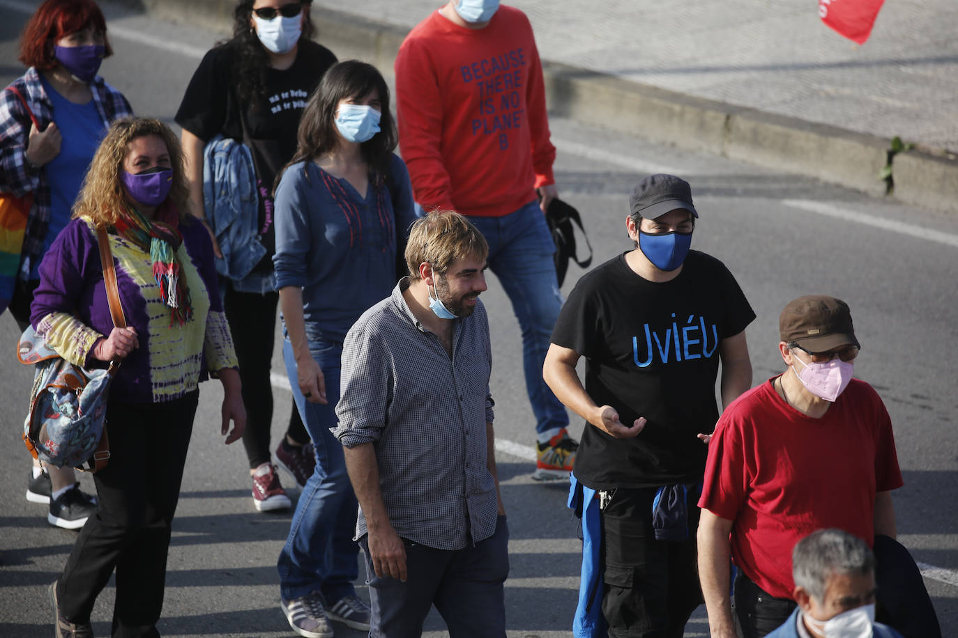 Langreo ha acogido este jueves una multitudinaria manifestación. Cientos de personas han acudido a la convocatoria realizada por los sindicatos UGT y CC OO para «salvar» a una industria asturiana en situación de «emergencia», sostienen. 