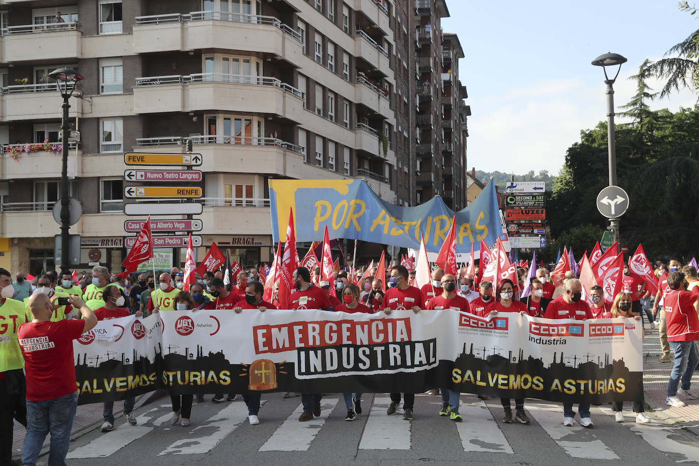 Langreo ha acogido este jueves una multitudinaria manifestación. Cientos de personas han acudido a la convocatoria realizada por los sindicatos UGT y CC OO para «salvar» a una industria asturiana en situación de «emergencia», sostienen. 