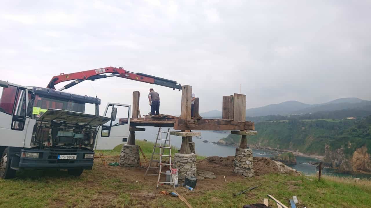 La icónica construcción se erige a 30 metros de su ubicación original tras haber sido desmontado al quedar al borde del acantilado por un argayo.