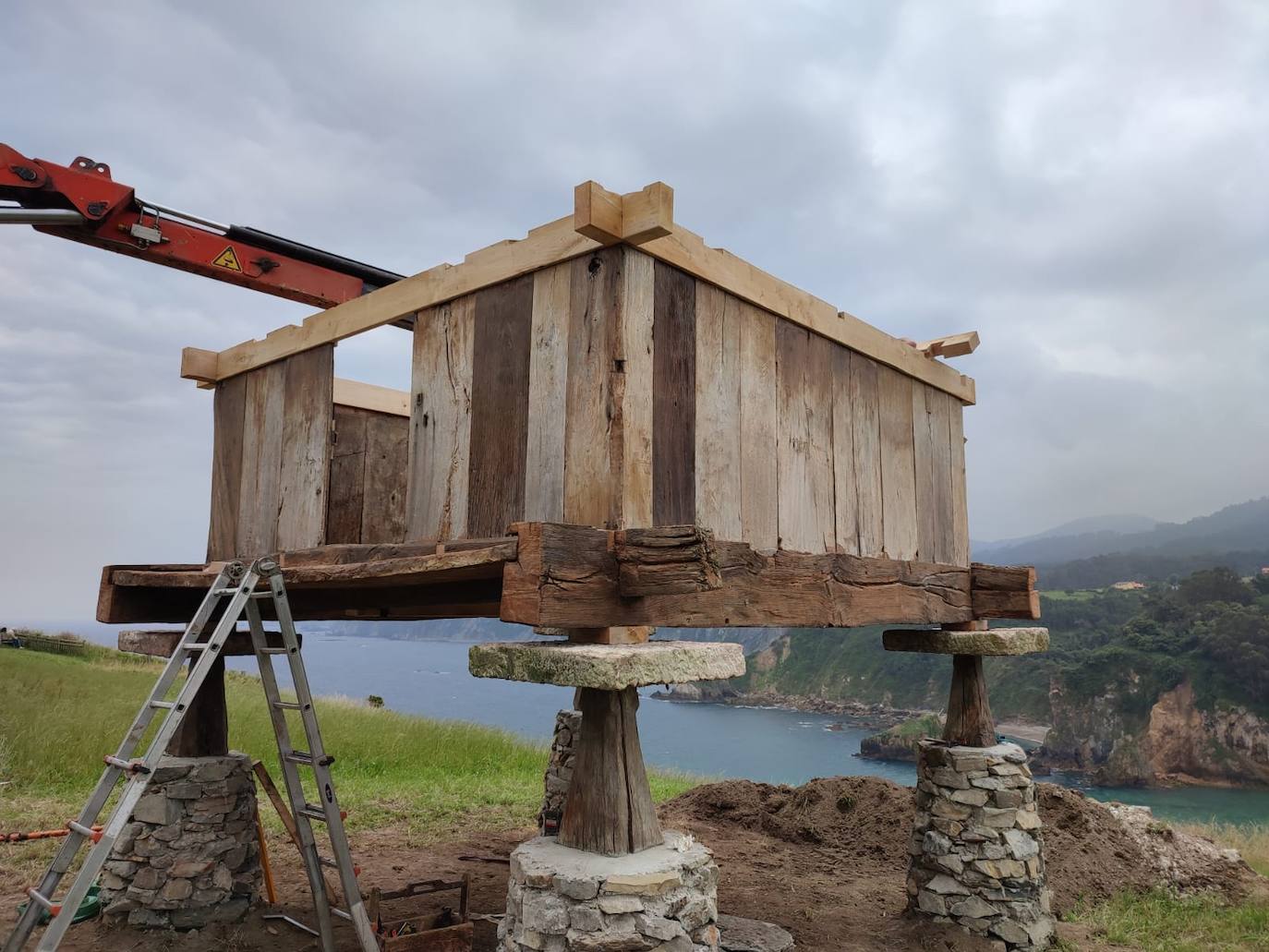 La icónica construcción se erige a 30 metros de su ubicación original tras haber sido desmontado al quedar al borde del acantilado por un argayo.