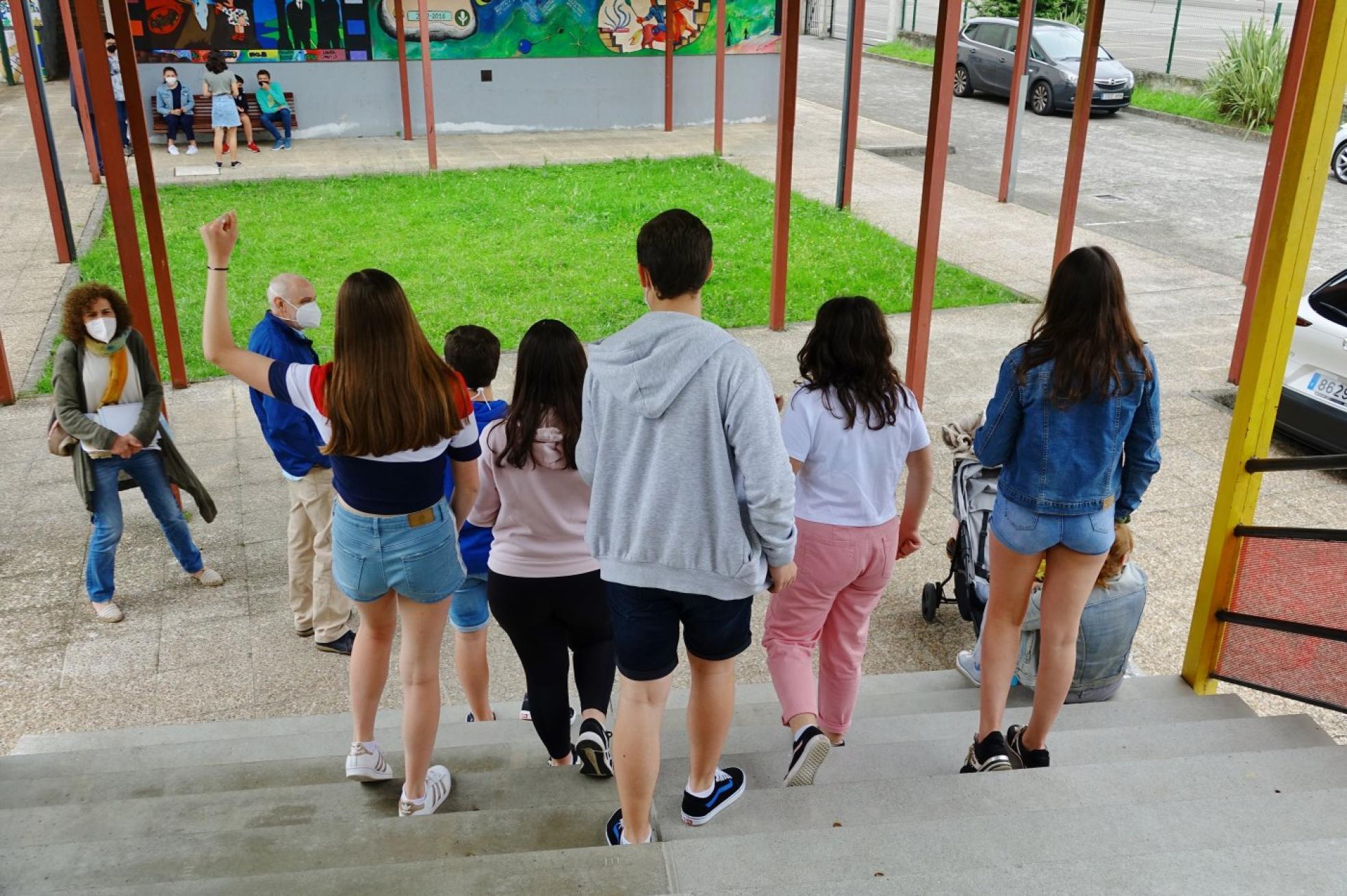 Alumnos del IES de Arriondas abandonan el centro tras el último día. 