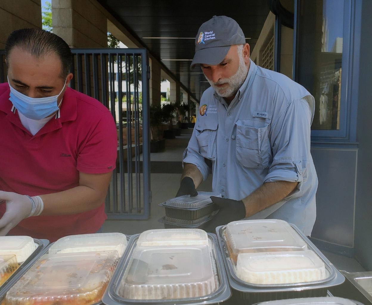 El cocinero José Andrés en pleno reparto de comida en Beirut. 