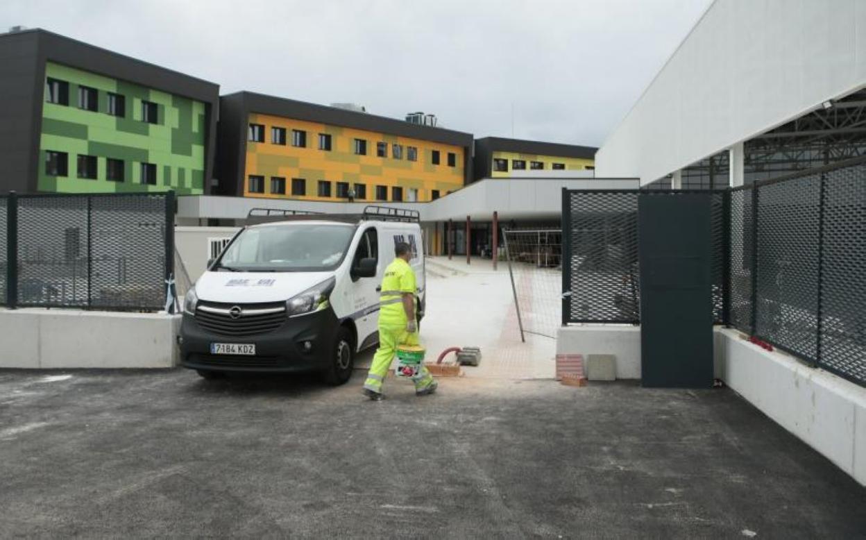 Un operario entrando ayer en el recinto del IES de la Urbanización de La Fresneda. 