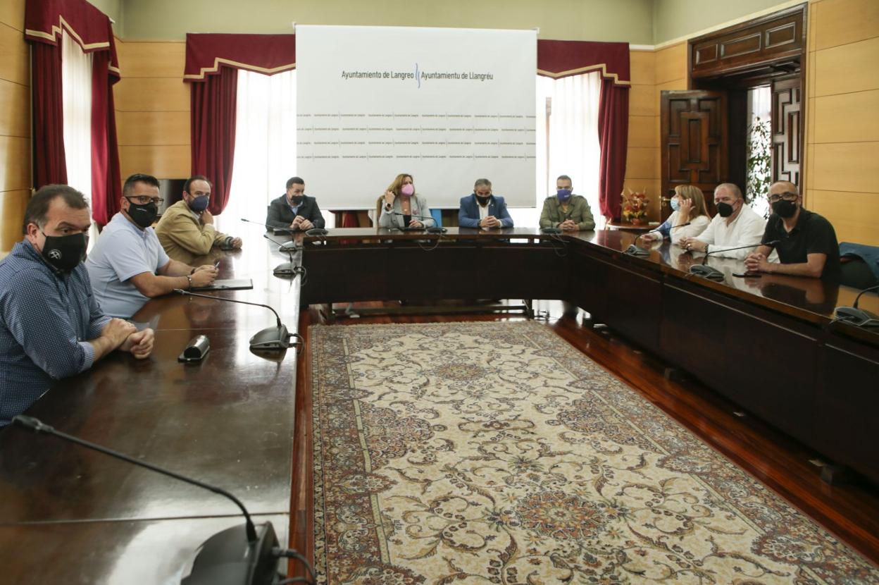 Representantes de los ayuntamientos de Mieres y Langreo, ayer, junto a dirigentes sindicales. 