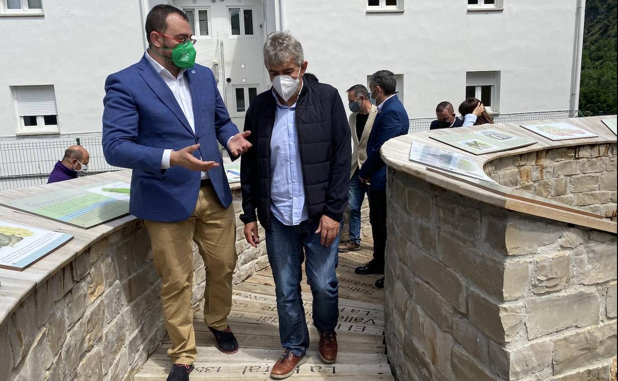 Adrián Barbón conversa con el alcalde de Somiedo, Belarmino Fernández.