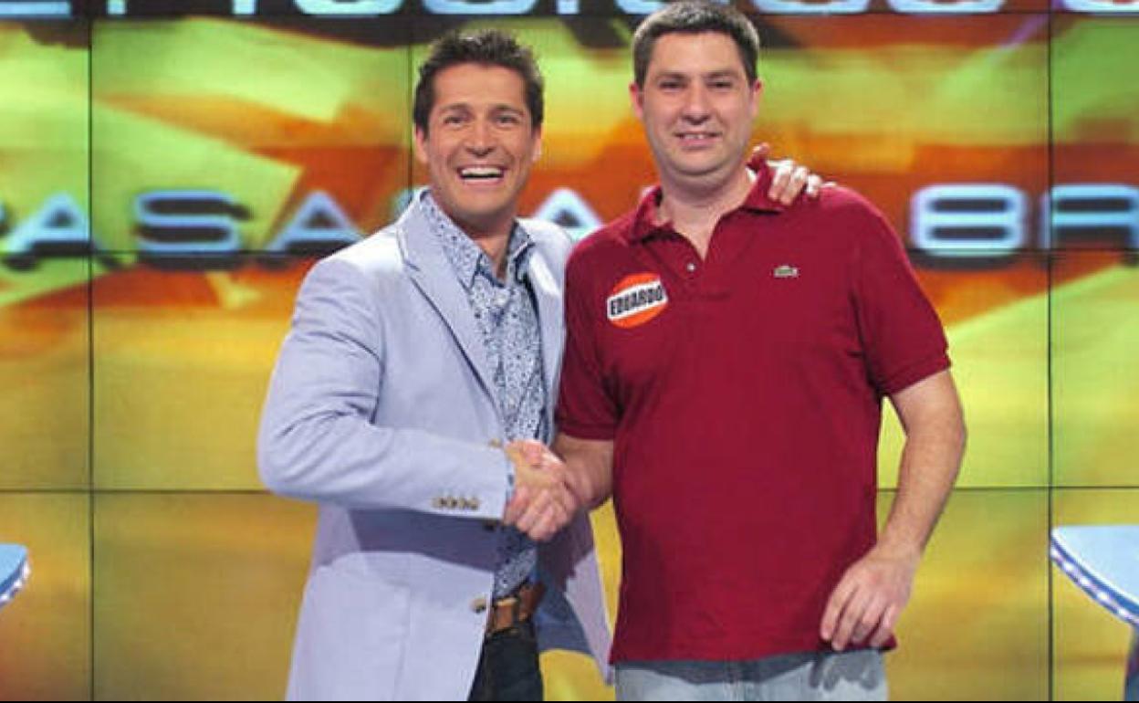 Jaime Cantizano, junto con uno de los ganadores de 'Pasapalabra'.