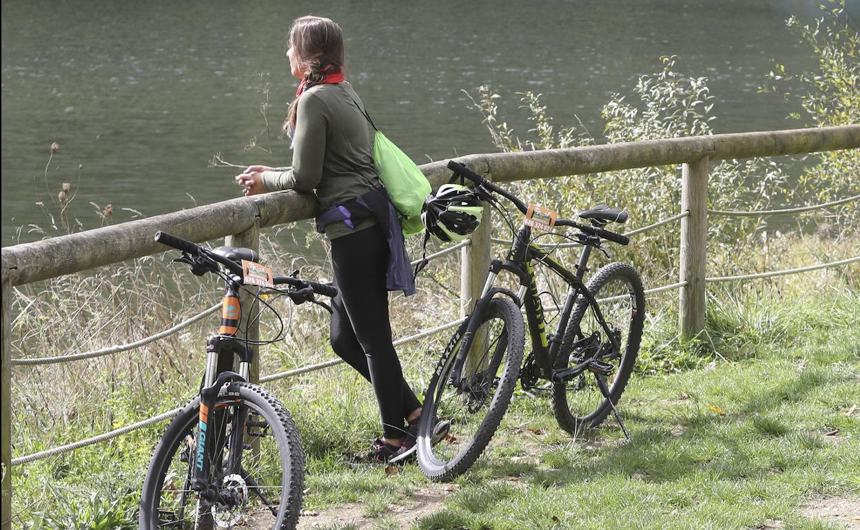 Visitantes en la Senda del Oso