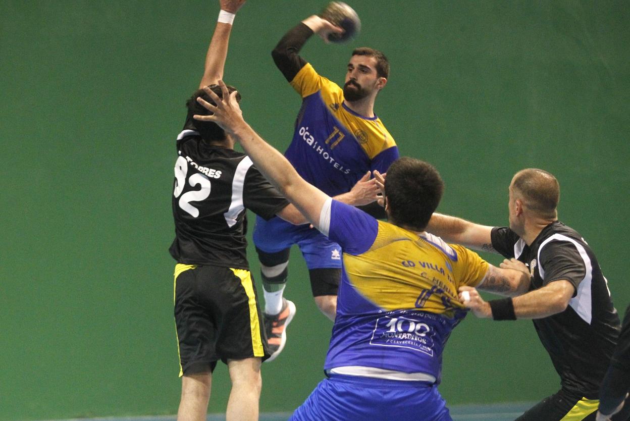 Ardisana lanza con la camiseta del Oca Hotels Luanco. 