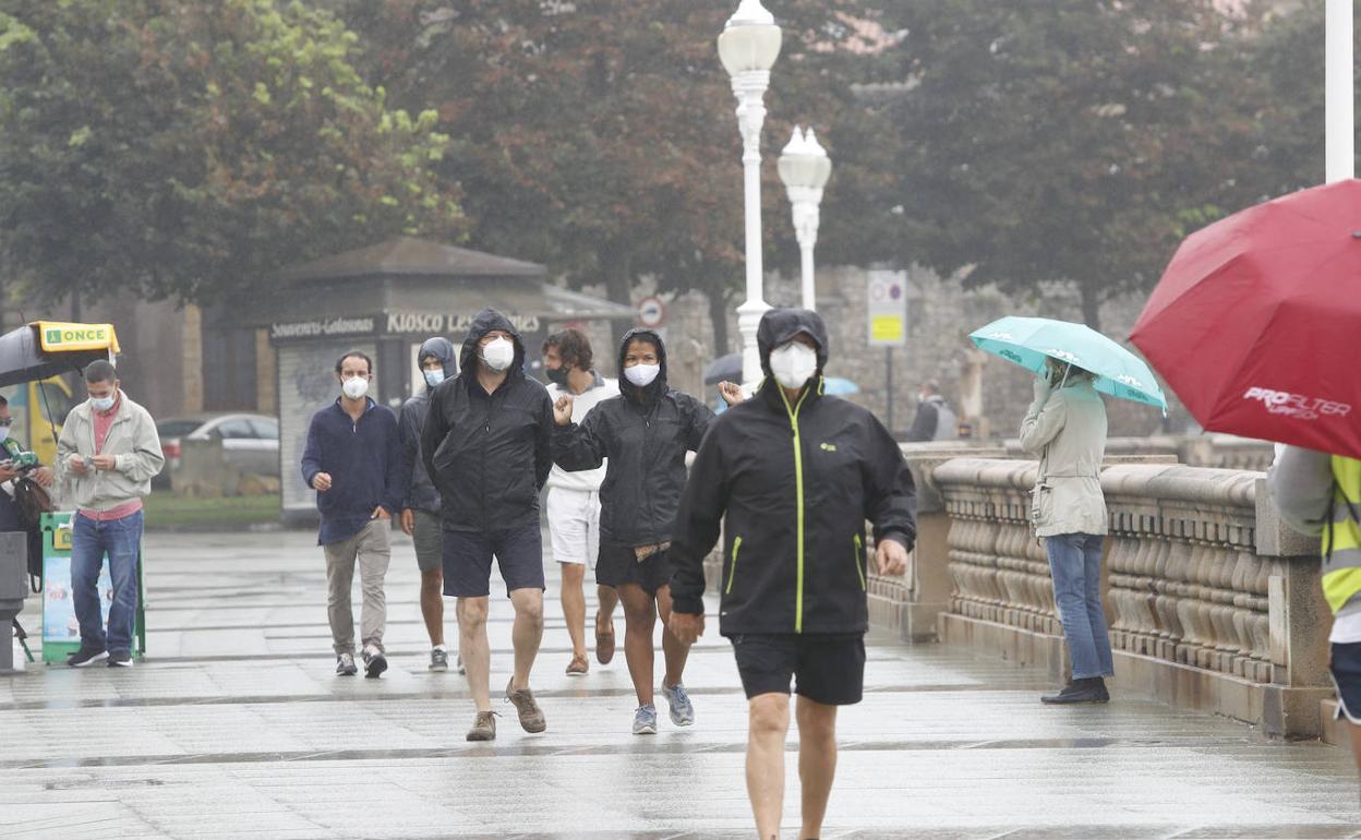 Viandantes por el paseo de Gijón