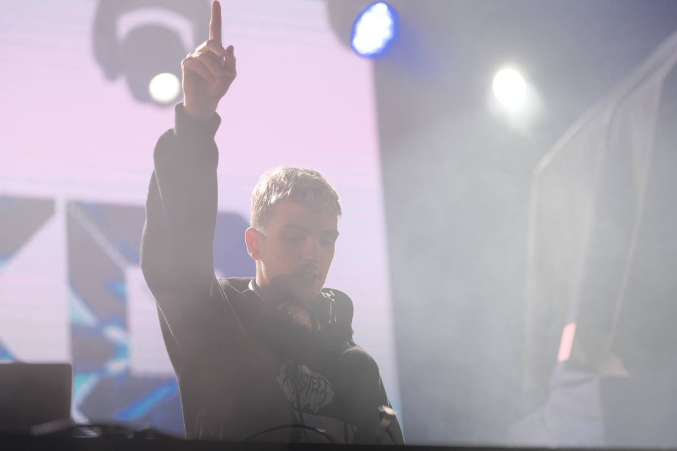 Bad Gyal, Ptazeta y Enol . Los tres cantantes llenaron la plaza de toros de Gijón, en una noche que recordó a las de antes de la pandemia, aunque fuera sentados y con distancia. Los asistentes se las apañaron para 'perrear' sentados, en cumplimiento de las normas por la covid.