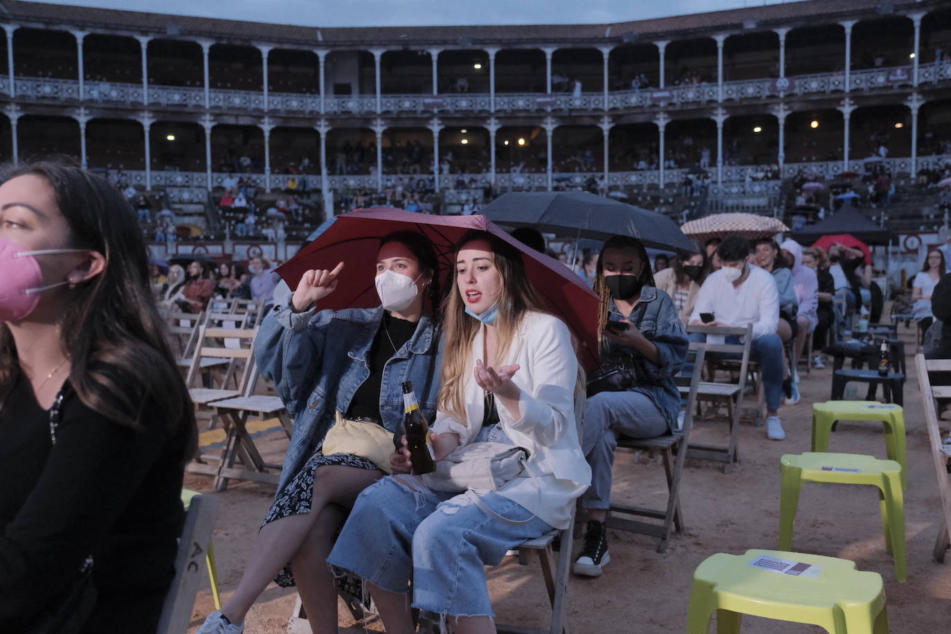 Bad Gyal, Ptazeta y Enol . Los tres cantantes llenaron la plaza de toros de Gijón, en una noche que recordó a las de antes de la pandemia, aunque fuera sentados y con distancia. Los asistentes se las apañaron para 'perrear' sentados, en cumplimiento de las normas por la covid.