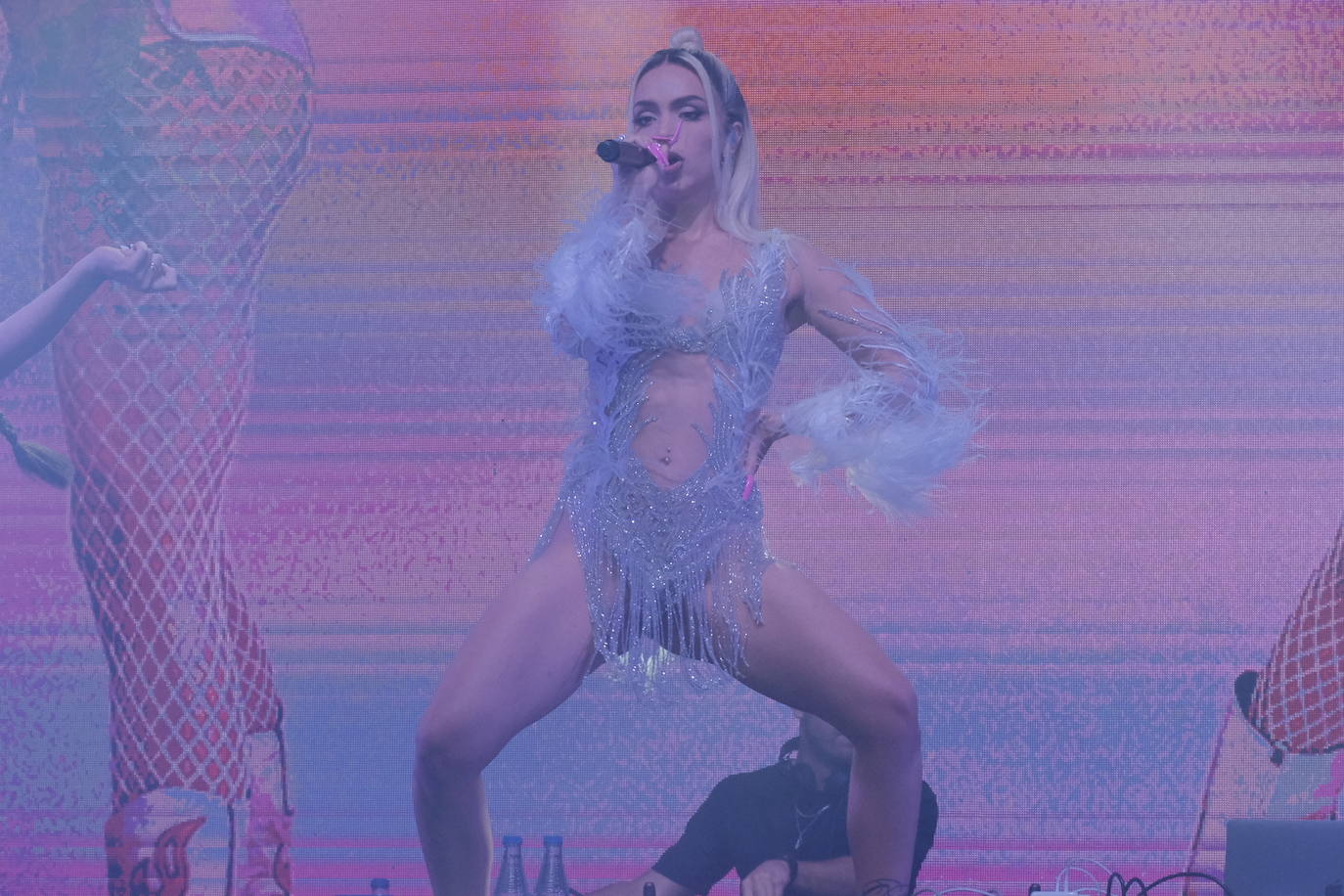 Bad Gyal, Ptazeta y Enol . Los tres cantantes llenaron la plaza de toros de Gijón, en una noche que recordó a las de antes de la pandemia, aunque fuera sentados y con distancia. Los asistentes se las apañaron para 'perrear' sentados, en cumplimiento de las normas por la covid.