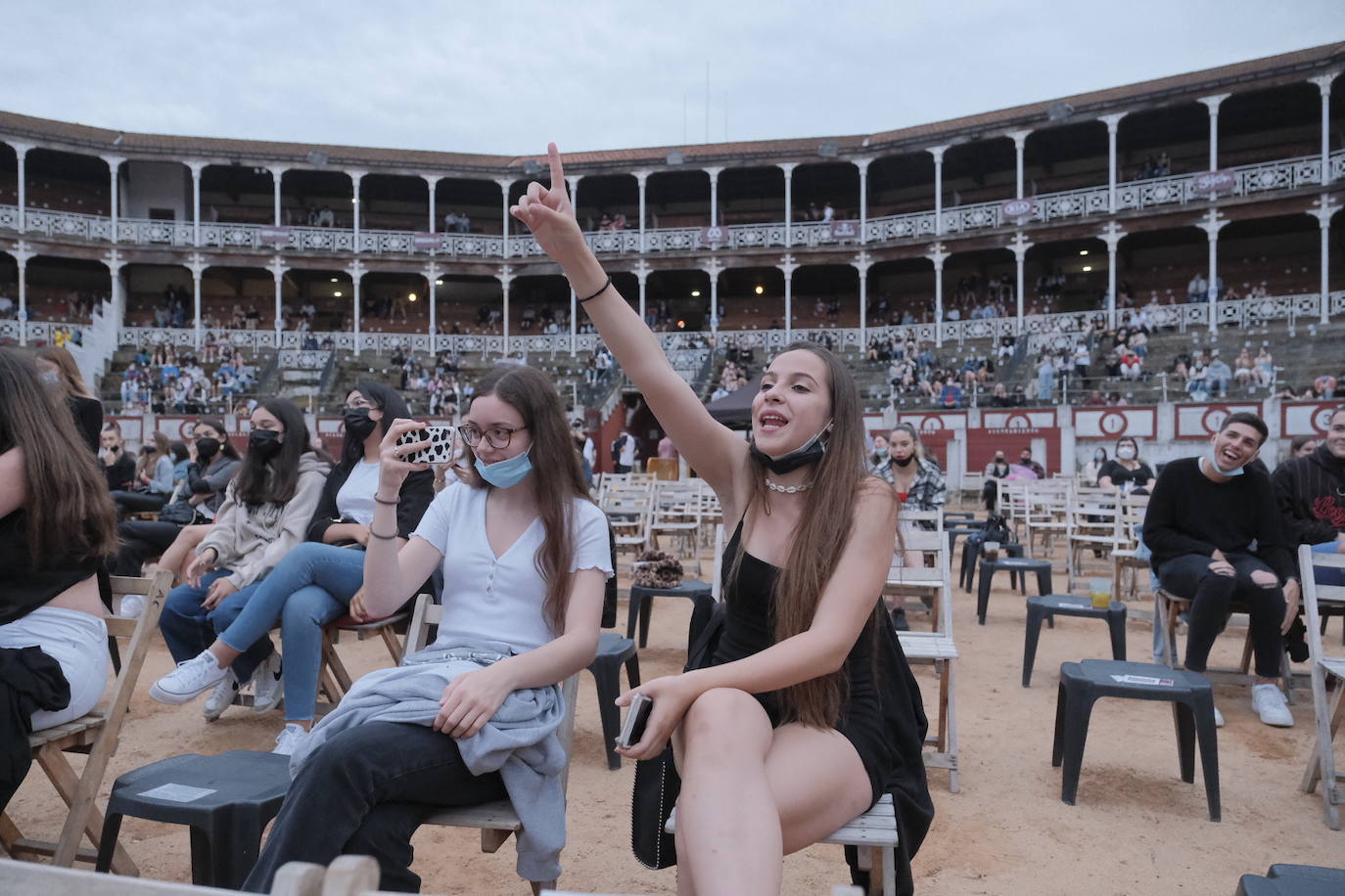 Bad Gyal, Ptazeta y Enol . Los tres cantantes llenaron la plaza de toros de Gijón, en una noche que recordó a las de antes de la pandemia, aunque fuera sentados y con distancia. Los asistentes se las apañaron para 'perrear' sentados, en cumplimiento de las normas por la covid.